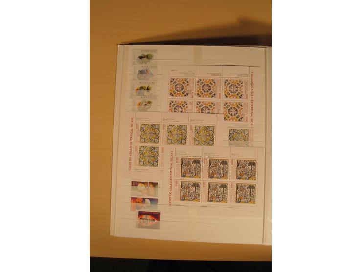 1974/97, postfrische Sammlung incl. Azoren und Madeira, dabei Blocks, Kleinbogen, Markenheftchen etc. (Mi. nach Angabe des Ei