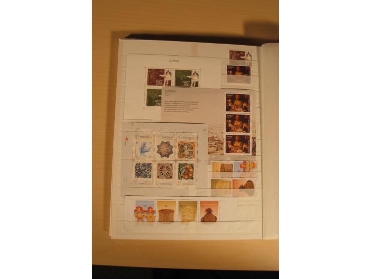 1974/97, postfrische Sammlung incl. Azoren und Madeira, dabei Blocks, Kleinbogen, Markenheftchen etc. (Mi. nach Angabe des Ei