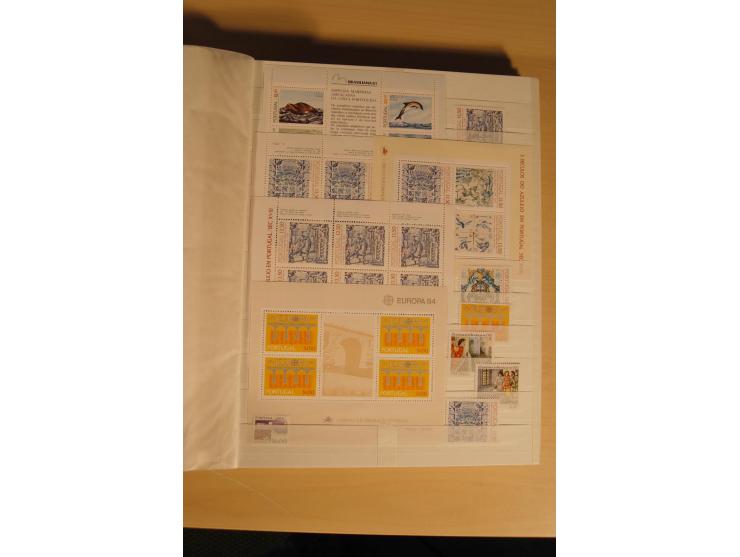 1974/97, postfrische Sammlung incl. Azoren und Madeira, dabei Blocks, Kleinbogen, Markenheftchen etc. (Mi. nach Angabe des Ei