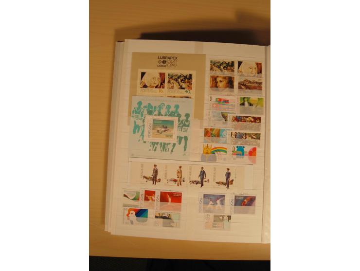 1974/97, postfrische Sammlung incl. Azoren und Madeira, dabei Blocks, Kleinbogen, Markenheftchen etc. (Mi. nach Angabe des Ei