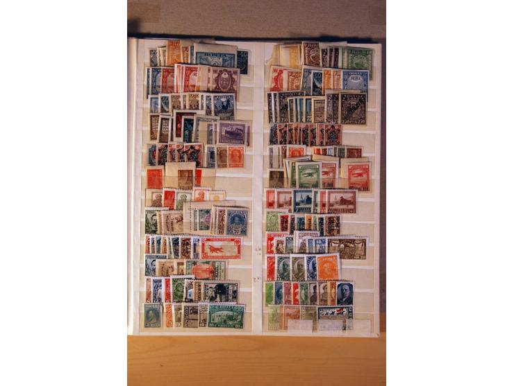 1857/1990 (ca.), postfrische, ungebrauchte und gestempelte Sammlung mit auch diversem Doublettenmaterial, dabei Nr. 1, 39y, S
