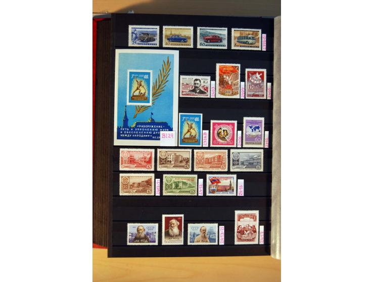 1923/1991, anfangs ungebrauchte, ab ca. 1945 postfrische Sammlung mit vielen besseren Werten, dabei Mi.-Nr. 397-401, 402-05, 