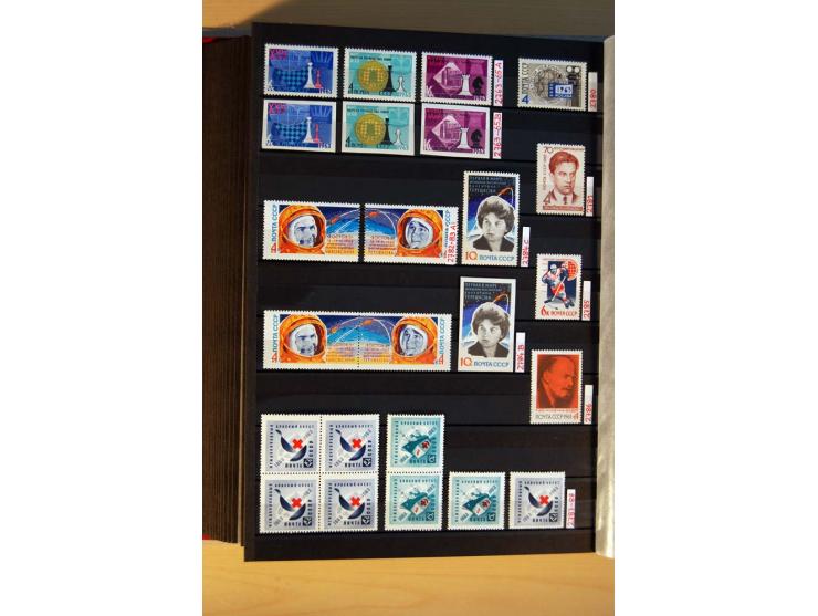 1923/1991, anfangs ungebrauchte, ab ca. 1945 postfrische Sammlung mit vielen besseren Werten, dabei Mi.-Nr. 397-401, 402-05, 