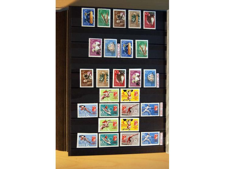 1923/1991, anfangs ungebrauchte, ab ca. 1945 postfrische Sammlung mit vielen besseren Werten, dabei Mi.-Nr. 397-401, 402-05, 