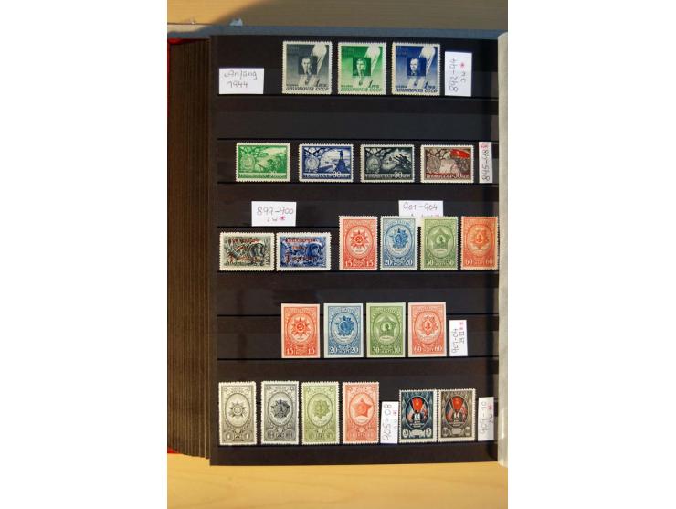 1923/1991, anfangs ungebrauchte, ab ca. 1945 postfrische Sammlung mit vielen besseren Werten, dabei Mi.-Nr. 397-401, 402-05, 