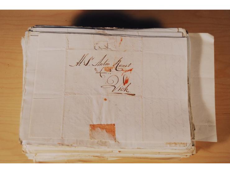1830/50 (ca.), rd. 300 aktenfrische Vorphilabriefe mit Inhalt, alle mit roten oder schwarzen L2 bzw. DKr. mit diversen Taxste