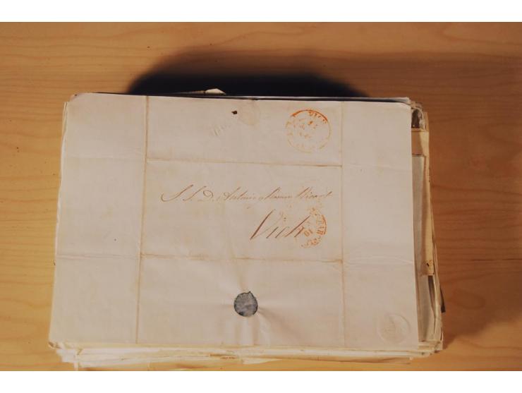 1830/50 (ca.), rd. 300 aktenfrische Vorphilabriefe mit Inhalt, alle mit roten oder schwarzen L2 bzw. DKr. mit diversen Taxste