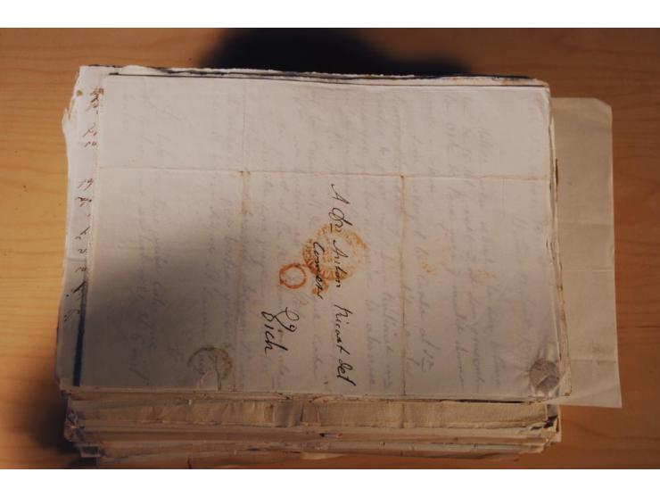 1830/50 (ca.), rd. 300 aktenfrische Vorphilabriefe mit Inhalt, alle mit roten oder schwarzen L2 bzw. DKr. mit diversen Taxste