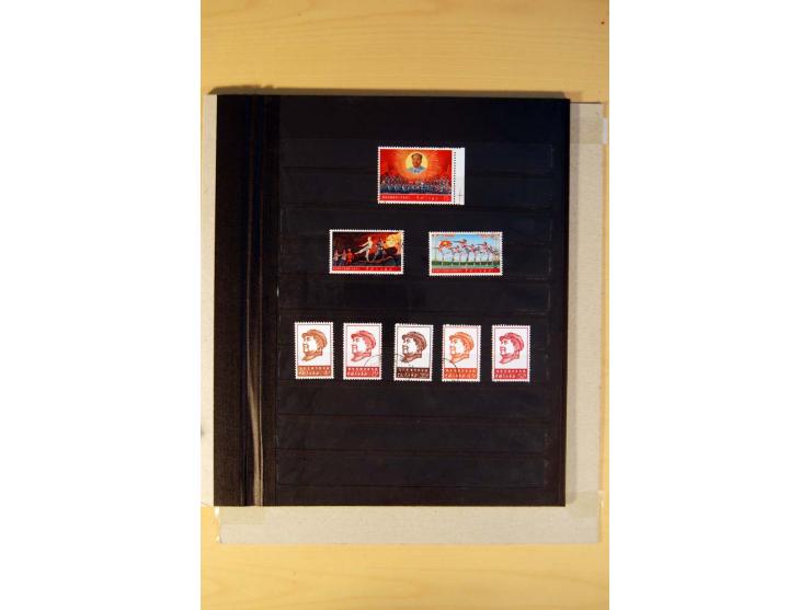1949/70, vorwiegend gestempelte Sammlung mit besseren, dabei Mi.-Nr. 736-38 und 741-43B im Paar gestempelt, Block 7 postfrisc