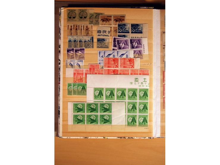 1894/1958, postfrischer und etwas ungebrauchter Posten, vieles in Einheiten, im Einsteckbuch