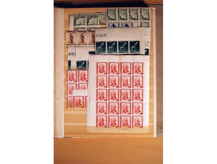 1894/1958, postfrischer und etwas ungebrauchter Posten, vieles in Einheiten, im Einsteckbuch