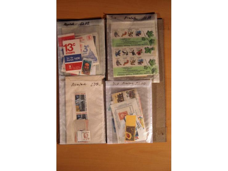USA UND CANADA: 1942/2000 (ca.), postfrische Nominalware USA ($ 54,-) mit Kleinbogen und Markenheftchen, Canada ($ 203,-) mit