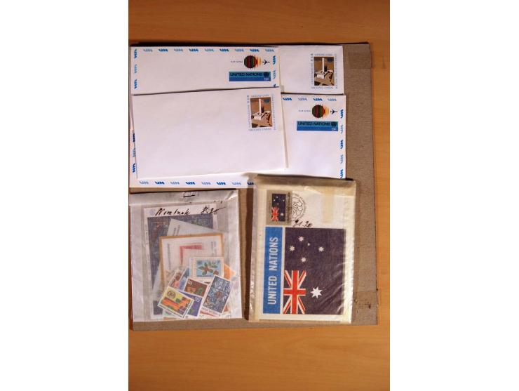 USA UND CANADA: 1942/2000 (ca.), postfrische Nominalware USA ($ 54,-) mit Kleinbogen und Markenheftchen, Canada ($ 203,-) mit