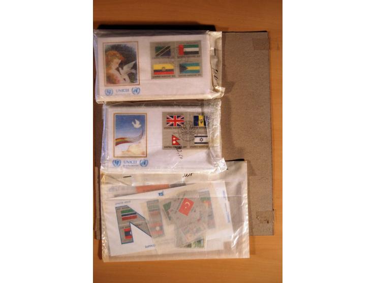 USA UND CANADA: 1942/2000 (ca.), postfrische Nominalware USA ($ 54,-) mit Kleinbogen und Markenheftchen, Canada ($ 203,-) mit