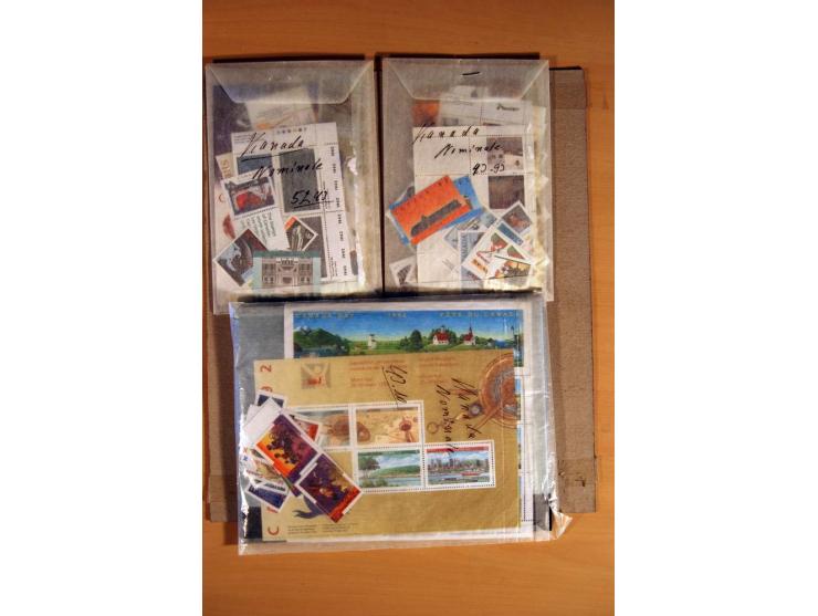 USA UND CANADA: 1942/2000 (ca.), postfrische Nominalware USA ($ 54,-) mit Kleinbogen und Markenheftchen, Canada ($ 203,-) mit