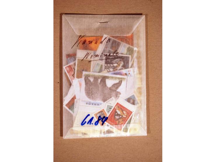 USA UND CANADA: 1942/2000 (ca.), postfrische Nominalware USA ($ 54,-) mit Kleinbogen und Markenheftchen, Canada ($ 203,-) mit