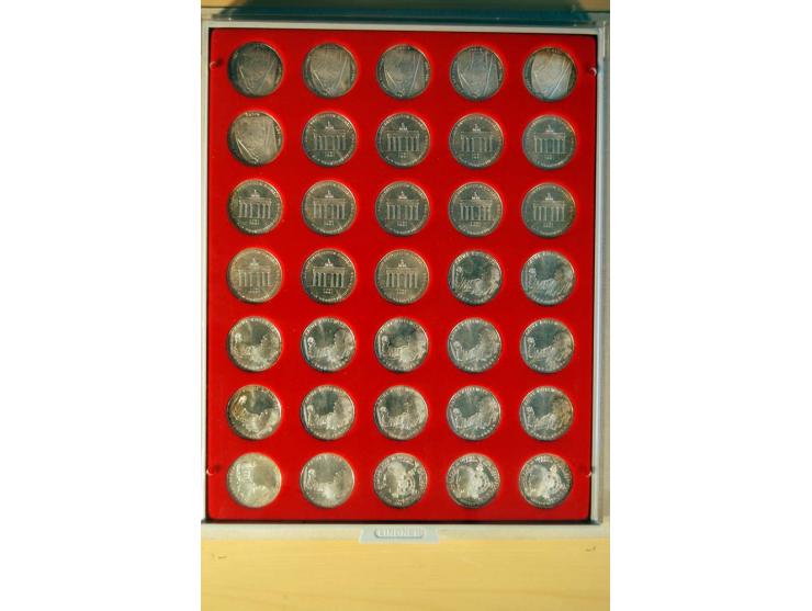 1966/2009, umfangreicher Sammlungsposten mit Schwerpunkt bei den Bund-Sondermünzen 5 DM und 10 DM inkl. Numisbriefen, dazu no
