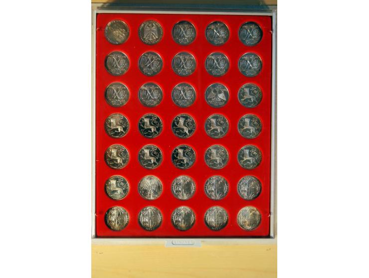 1966/2009, umfangreicher Sammlungsposten mit Schwerpunkt bei den Bund-Sondermünzen 5 DM und 10 DM inkl. Numisbriefen, dazu no