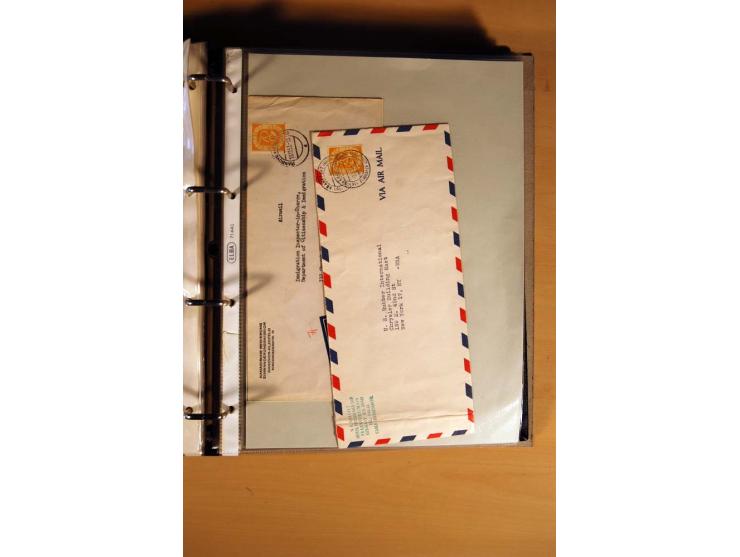 1951, POSTHORN, umfangreiche Sammlung mit einigen hundert Briefen, Karten und Paketkarten in 6 Ordnern inkl. 1 Band Ganzsache