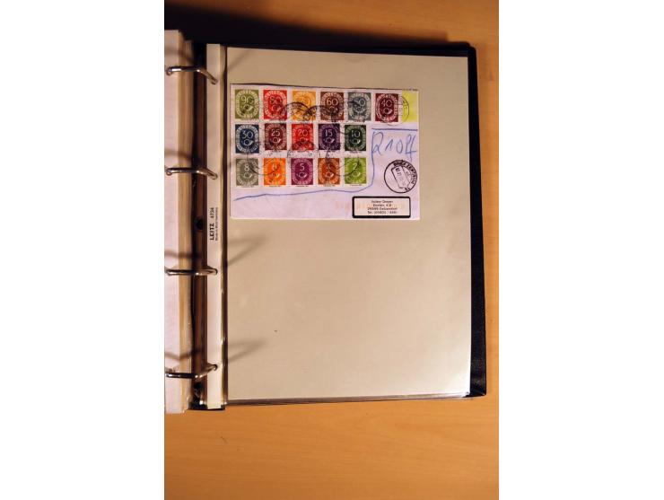 1951, POSTHORN, umfangreiche Sammlung mit einigen hundert Briefen, Karten und Paketkarten in 6 Ordnern inkl. 1 Band Ganzsache