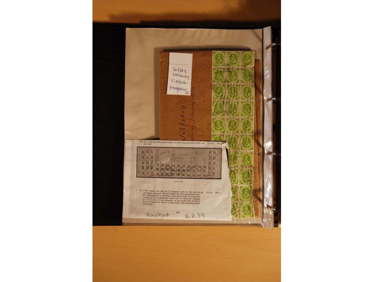 1951, POSTHORN, umfangreiche Sammlung mit einigen hundert Briefen, Karten und Paketkarten in 6 Ordnern inkl. 1 Band Ganzsache
