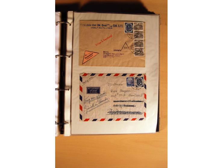 1951, POSTHORN, umfangreiche Sammlung mit einigen hundert Briefen, Karten und Paketkarten in 6 Ordnern inkl. 1 Band Ganzsache