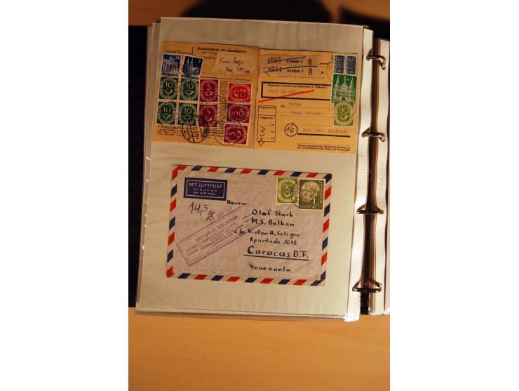 1951, POSTHORN, umfangreiche Sammlung mit einigen hundert Briefen, Karten und Paketkarten in 6 Ordnern inkl. 1 Band Ganzsache