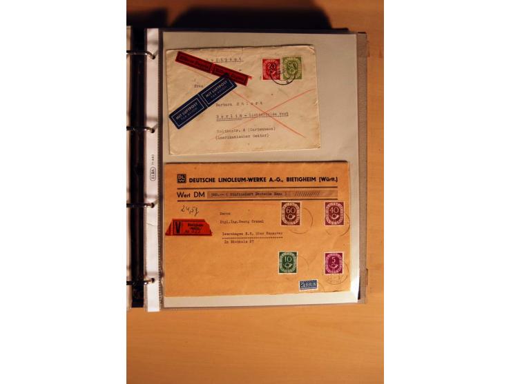 1951, POSTHORN, umfangreiche Sammlung mit einigen hundert Briefen, Karten und Paketkarten in 6 Ordnern inkl. 1 Band Ganzsache