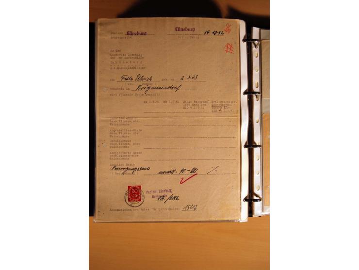 1951, POSTHORN, umfangreiche Sammlung mit einigen hundert Briefen, Karten und Paketkarten in 6 Ordnern inkl. 1 Band Ganzsache