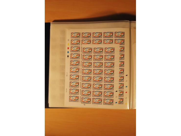 1995, 16 Ausgaben ex Mi.-Nr. Bl.15U-3124U bzw. Yv.-Nr. Bl.17a-2983a in Mengen von 12 bis 192 Stück, ungezähnt, postfrisch, te