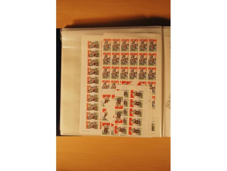 1995, 16 Ausgaben ex Mi.-Nr. Bl.15U-3124U bzw. Yv.-Nr. Bl.17a-2983a in Mengen von 12 bis 192 Stück, ungezähnt, postfrisch, te
