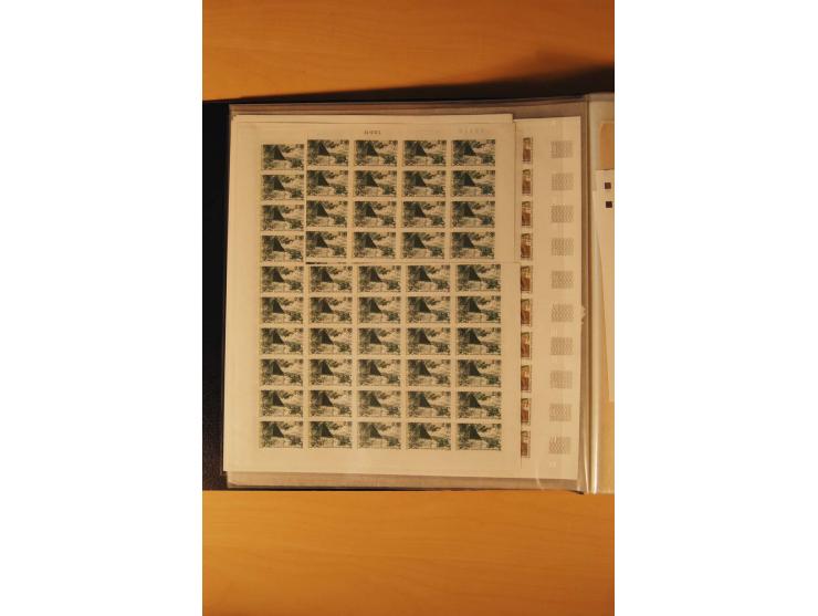 1995, 16 Ausgaben ex Mi.-Nr. Bl.15U-3124U bzw. Yv.-Nr. Bl.17a-2983a in Mengen von 12 bis 192 Stück, ungezähnt, postfrisch, te