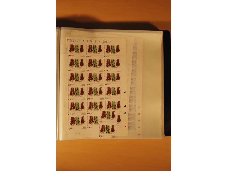 1995, 16 Ausgaben ex Mi.-Nr. Bl.15U-3124U bzw. Yv.-Nr. Bl.17a-2983a in Mengen von 12 bis 192 Stück, ungezähnt, postfrisch, te