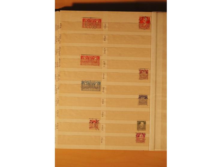 1858/1976, postfrischer und gestempelter Doublettenposten, überwiegend nach 1945, in 3 Einsteckbüchern