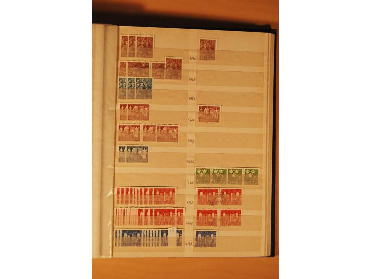 1858/1976, postfrischer und gestempelter Doublettenposten, überwiegend nach 1945, in 3 Einsteckbüchern
