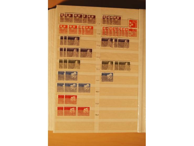 1858/1976, postfrischer und gestempelter Doublettenposten, überwiegend nach 1945, in 3 Einsteckbüchern