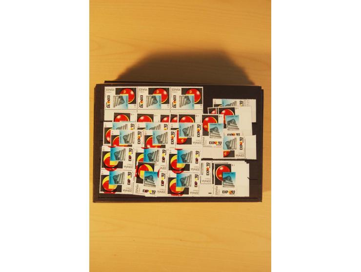 1985/98, postfrische Partie von einigen hundert Abarten, dabei un- und teilgezähnte Werte, fehlende Farben, Verzähnungen etc.