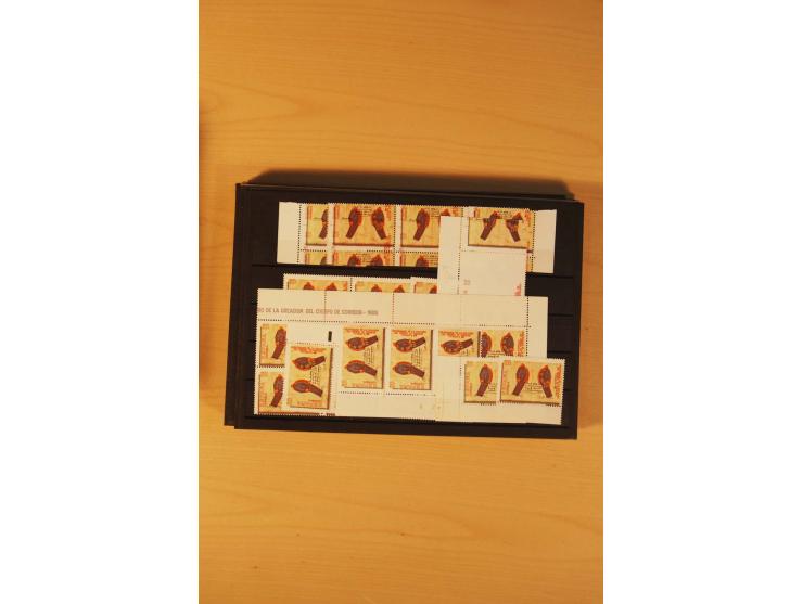 1985/98, postfrische Partie von einigen hundert Abarten, dabei un- und teilgezähnte Werte, fehlende Farben, Verzähnungen etc.