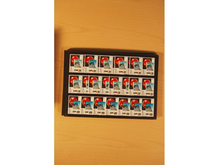 1985/98, postfrische Partie von einigen hundert Abarten, dabei un- und teilgezähnte Werte, fehlende Farben, Verzähnungen etc.