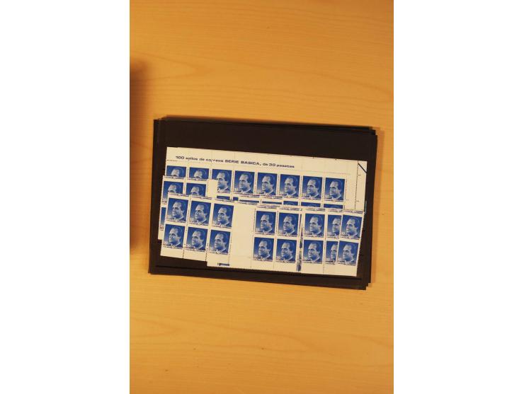 1985/98, postfrische Partie von einigen hundert Abarten, dabei un- und teilgezähnte Werte, fehlende Farben, Verzähnungen etc.