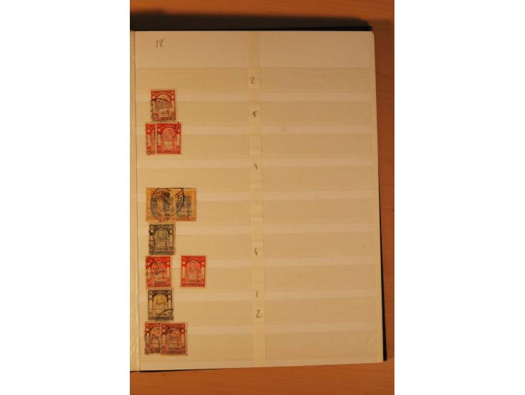 1883/1992, postfrische, ungebrauchte und gestempelte Partie mit Blocks und Doubletten in 2 Einsteckbüchern