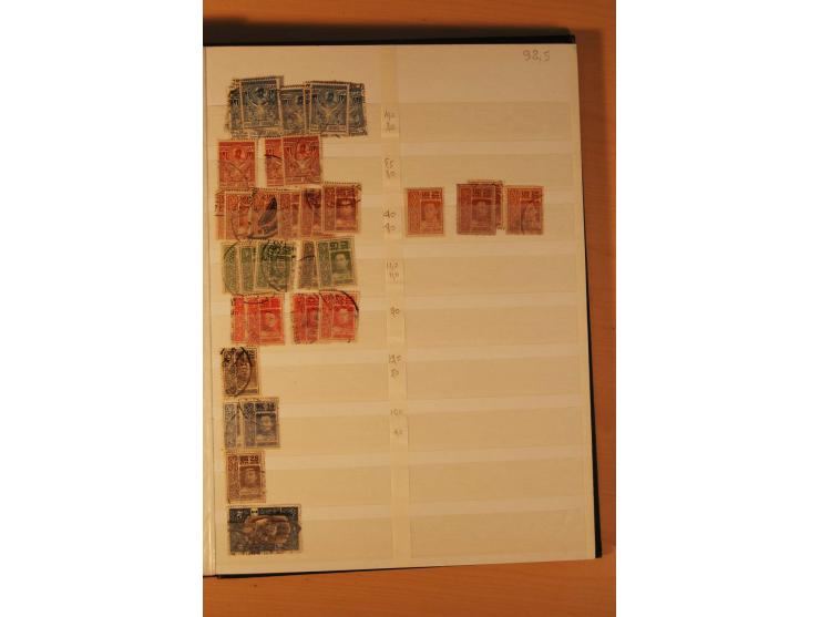 1883/1992, postfrische, ungebrauchte und gestempelte Partie mit Blocks und Doubletten in 2 Einsteckbüchern