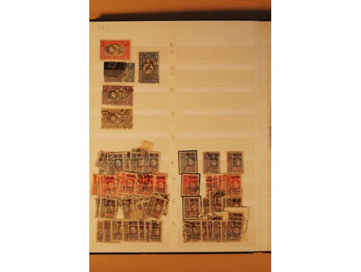 1883/1992, postfrische, ungebrauchte und gestempelte Partie mit Blocks und Doubletten in 2 Einsteckbüchern