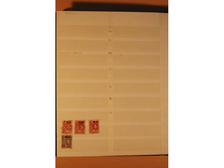 1883/1992, postfrische, ungebrauchte und gestempelte Partie mit Blocks und Doubletten in 2 Einsteckbüchern