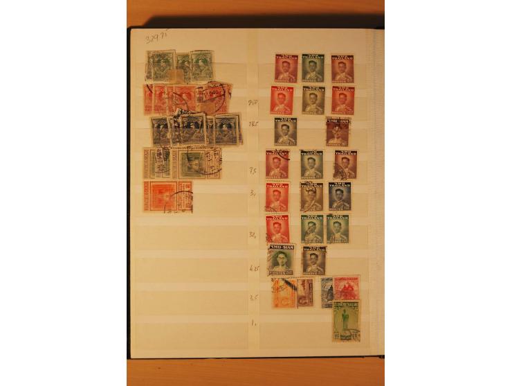 1883/1992, postfrische, ungebrauchte und gestempelte Partie mit Blocks und Doubletten in 2 Einsteckbüchern