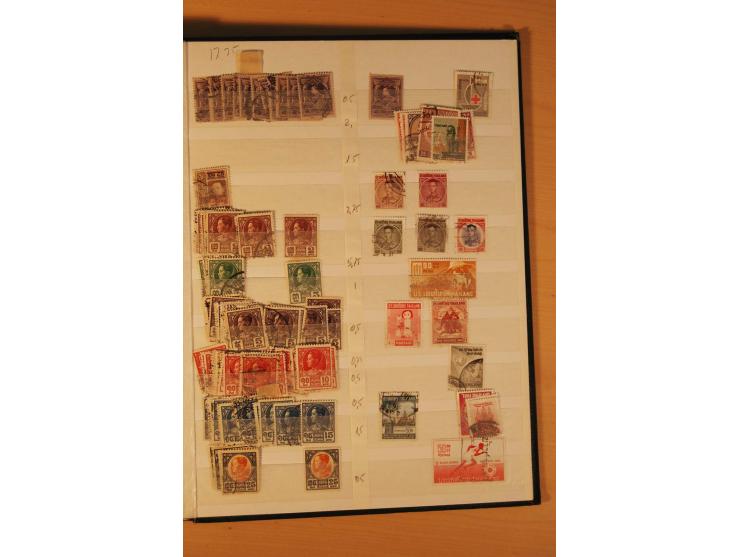 1883/1992, postfrische, ungebrauchte und gestempelte Partie mit Blocks und Doubletten in 2 Einsteckbüchern