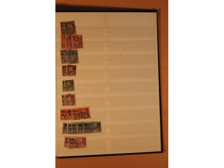 1883/1992, postfrische, ungebrauchte und gestempelte Partie mit Blocks und Doubletten in 2 Einsteckbüchern