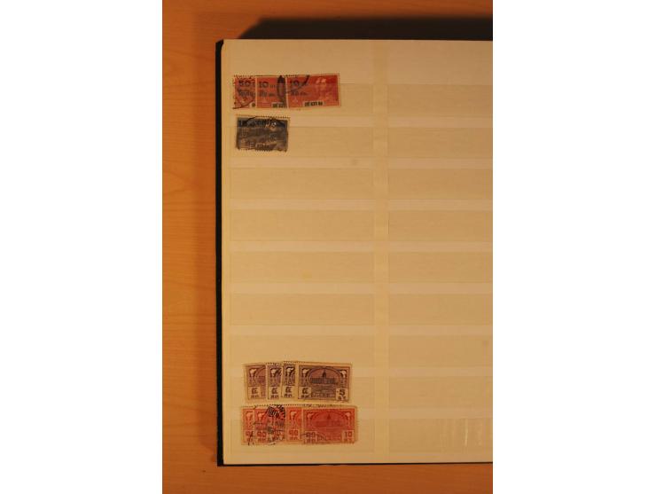 1883/1992, postfrische, ungebrauchte und gestempelte Partie mit Blocks und Doubletten in 2 Einsteckbüchern