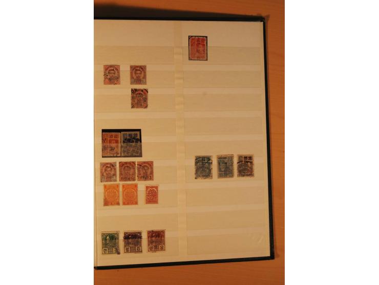 1883/1992, postfrische, ungebrauchte und gestempelte Partie mit Blocks und Doubletten in 2 Einsteckbüchern