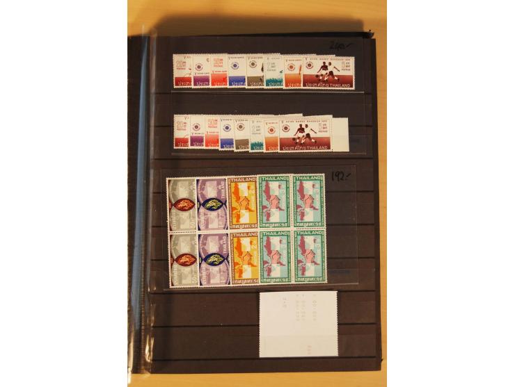1883/1992, postfrische, ungebrauchte und gestempelte Partie mit Blocks und Doubletten in 2 Einsteckbüchern